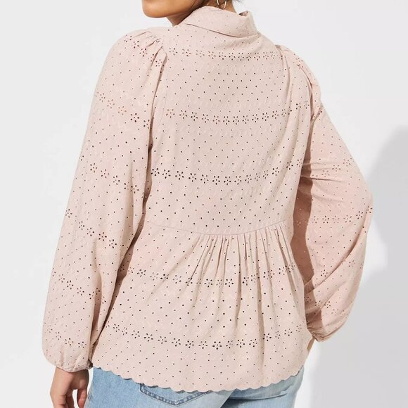 NWT Torrid Eyelet Eyelet Button Up Long Sleeve Collared Shirt Mushroom Pale Pink - Picture 2 of 2